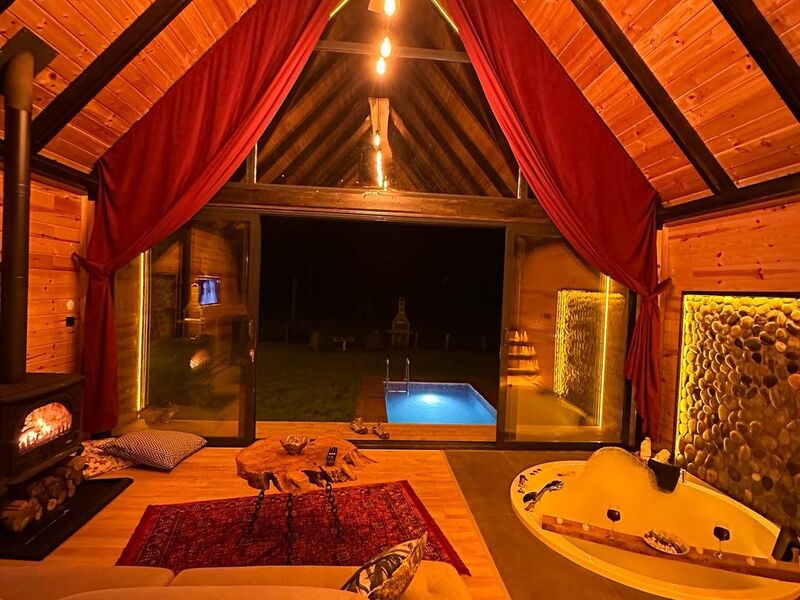 Muhafazakar Havuzlu Jakuzili Bungalov