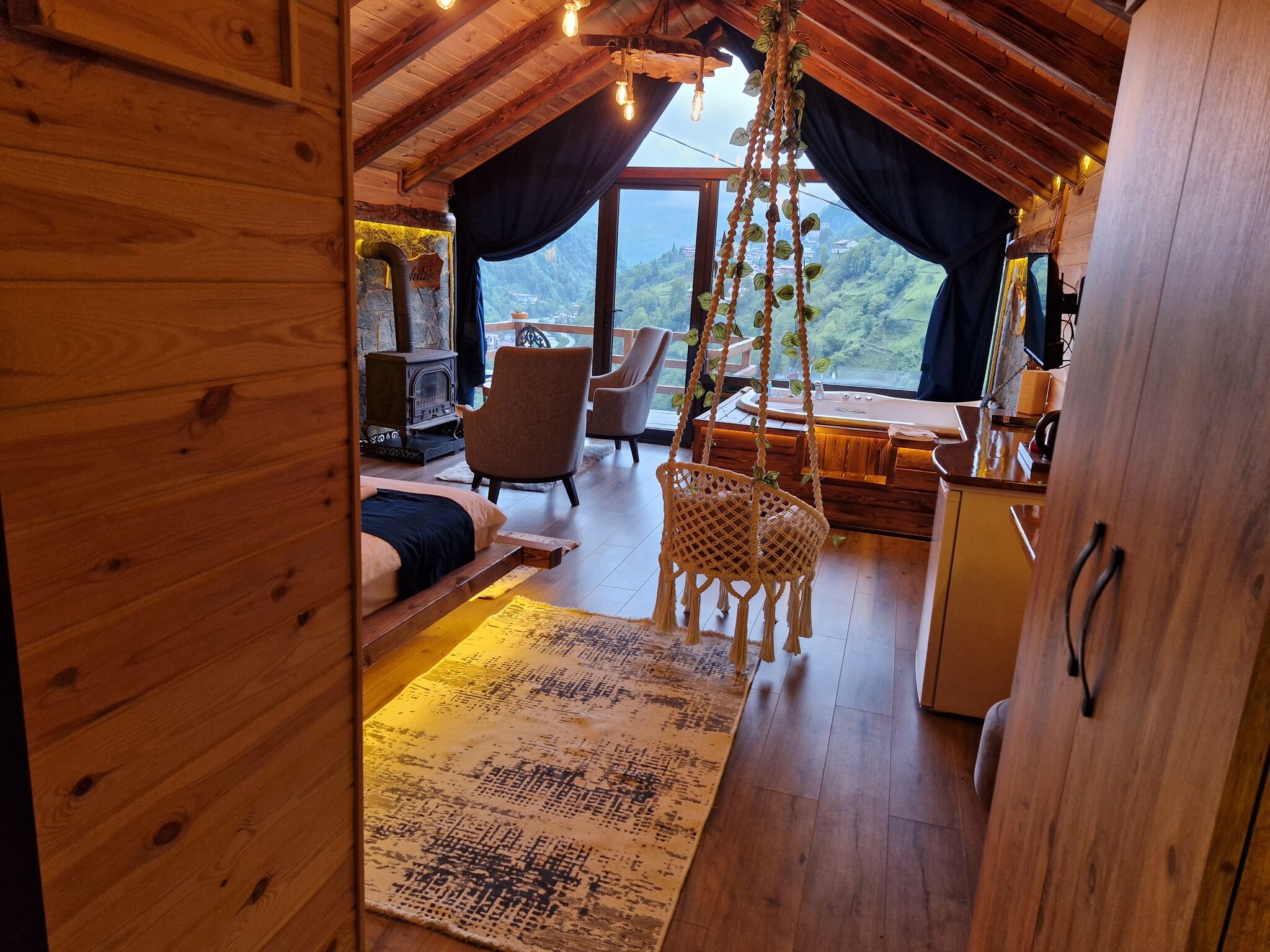 Queen Suit Jakuzili Balayı Bungalovu