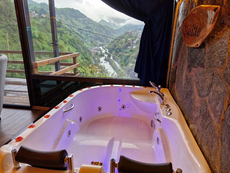 Queen Suit Jakuzili Balayı Bungalovu