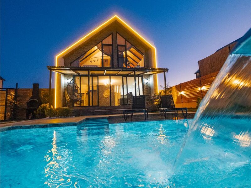 Göl Manzaralı Isıtmalı Havuzlu Villa